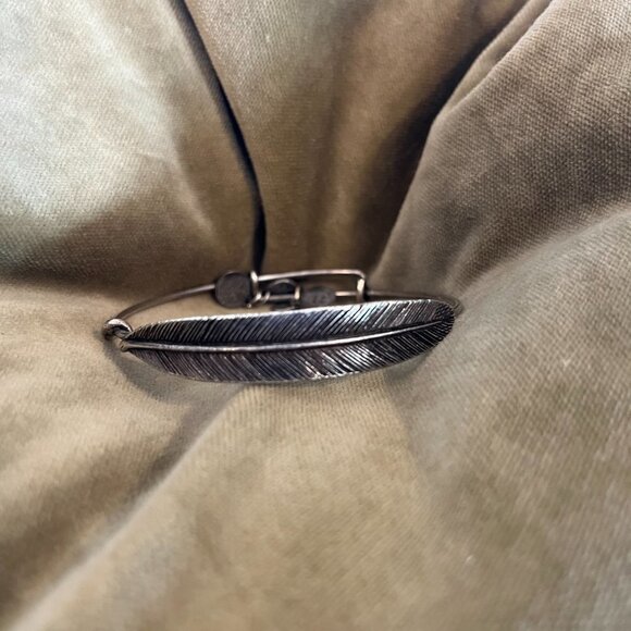 Alex and Ani Quill Plume Feather Rafaelian Silver Finish Bangle Bracelet Retired - Picture 1 of 2